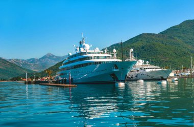 Avrupa. Montenegro. Adriyatik Denizi 'nin mavi suları. Limanda dağlar karşısında yatlar ve gemiler..