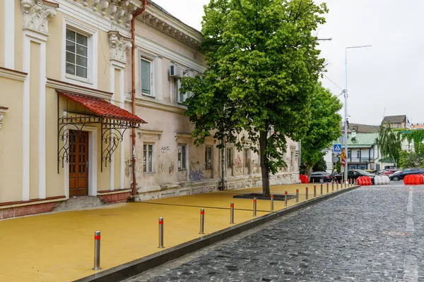 Park karşıtı çelik zırhlı kaldırım.