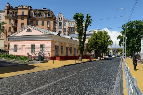 Yeni bir yol yüzeyi olan yenilenmiş eski şehir caddesi