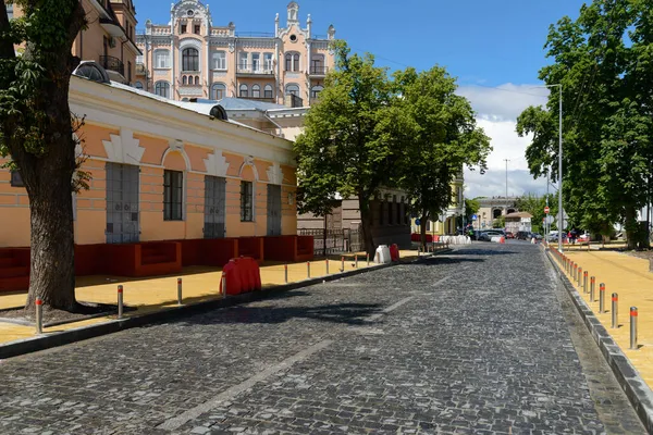 Yeni bir yol yüzeyi olan yenilenmiş eski şehir caddesi