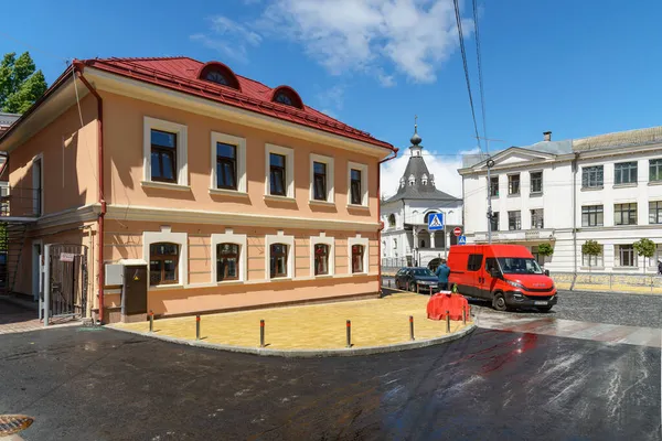 Yeni asfalt ve kiremitlerle yenilenmiş cadde
