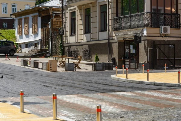 Yeni bir caddede bir kahve dükkanı.