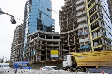 İnşaat halindeki bir binanın dış görünüş olmadan güçlendirilmiş beton yapıları.