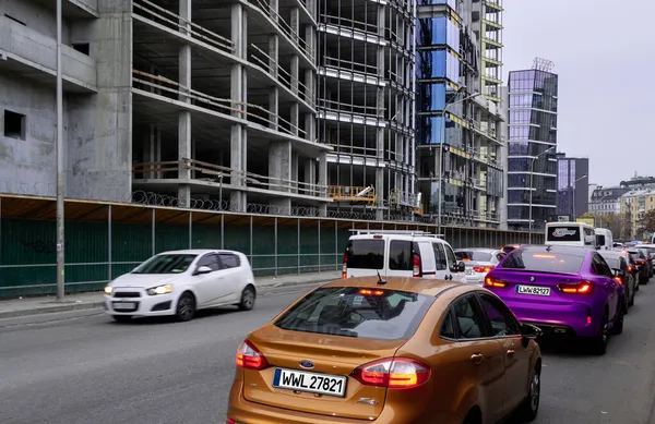İnşaat halindeki bir binanın dış görünüş olmadan güçlendirilmiş beton yapıları.