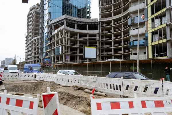 İnşaat halindeki bir binanın dış görünüş olmadan güçlendirilmiş beton yapıları.