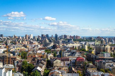 Kyiv 'in bir yaz gününde şehrin en iyi manzarası.