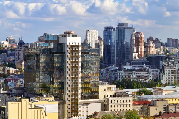 Kyiv 'in bir yaz gününde şehrin en iyi manzarası.