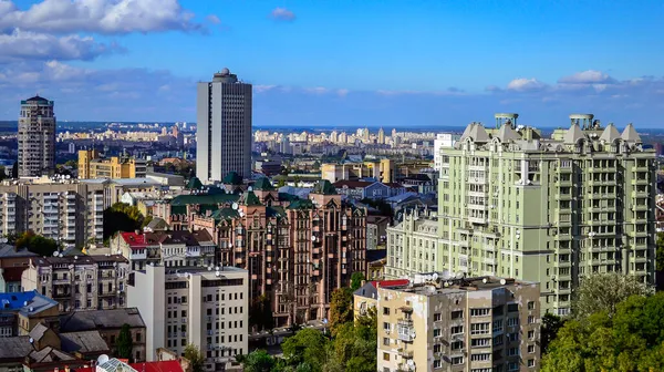 Kyiv 'in bir yaz gününde şehrin en iyi manzarası.