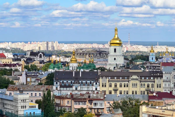 Kyiv 'in bir yaz gününde şehrin en iyi manzarası.