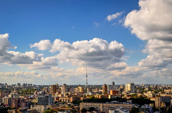 Kyiv 'in bir yaz gününde şehrin en iyi manzarası.