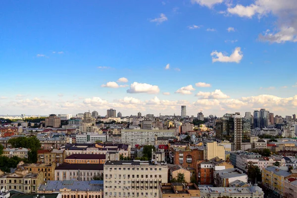 Kyiv 'in bir yaz gününde şehrin en iyi manzarası.