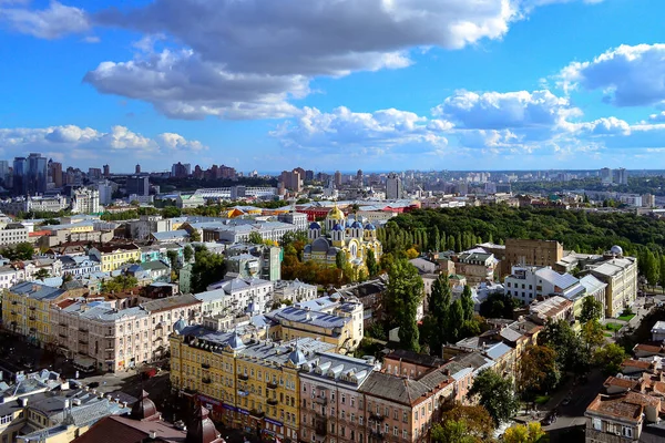 Kyiv 'in bir yaz gününde şehrin en iyi manzarası.