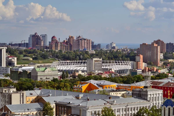 Kyiv 'in bir yaz gününde şehrin en iyi manzarası.