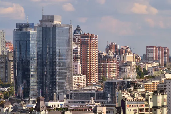 Kyiv 'in bir yaz gününde şehrin en iyi manzarası.
