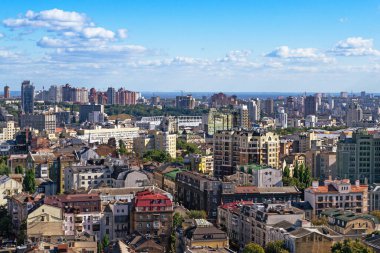Kyiv 'in bir yaz gününde şehrin en iyi manzarası.