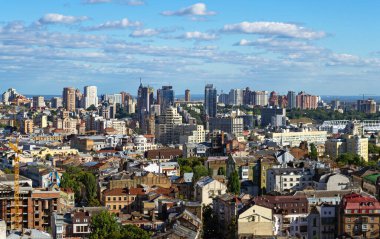 Kyiv 'in bir yaz gününde şehrin en iyi manzarası.