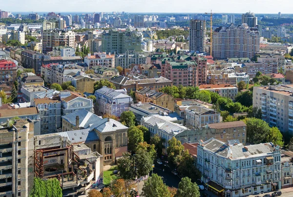 Kyiv 'in bir yaz gününde şehrin en iyi manzarası.