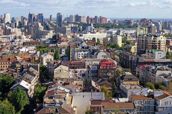 Kyiv 'in bir yaz gününde şehrin en iyi manzarası.