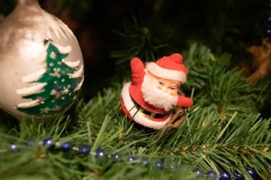 Noel ağacındaki Noel Baba maddesi
