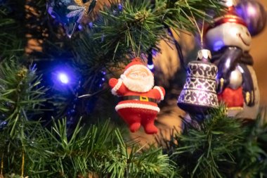 Noel Baba Noel ağacında