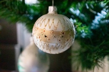 Gümüş ve altın bir noel süsü yakın