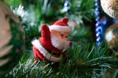 Güzel bir Noel Baba 'nın Noel ağacındaki yakın çekimi.