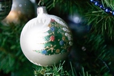 Güzel bir Gümüş Noel süsü Bir yılbaşı ağacına yakın