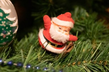 Noel ağacındaki Noel Baba maddesi. Yaklaş.