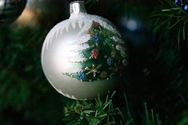 Increíble Adorno Navidad Plata Cerca Árbol Navidad —  Fotos de Stock