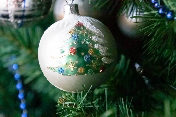 Schöner Silberner Weihnachtsschmuck Aus Nächster Nähe Auf Einem Weihnachtsbaum — Stockfoto