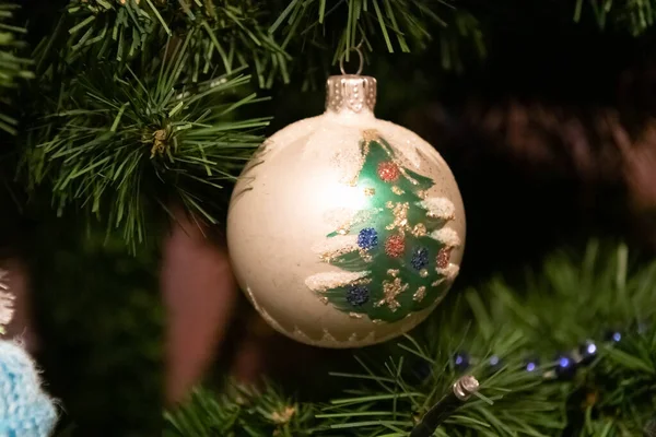 Close Ornamento Natal Prata Com Uma Árvore Natal Sobre Ele — Fotografia de Stock
