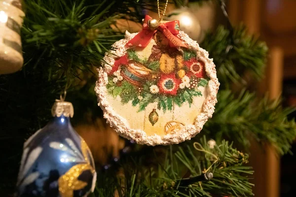 Schöner Handgemachter Weihnachtsschmuck Auf Einem Weihnachtsbaum — Stockfoto