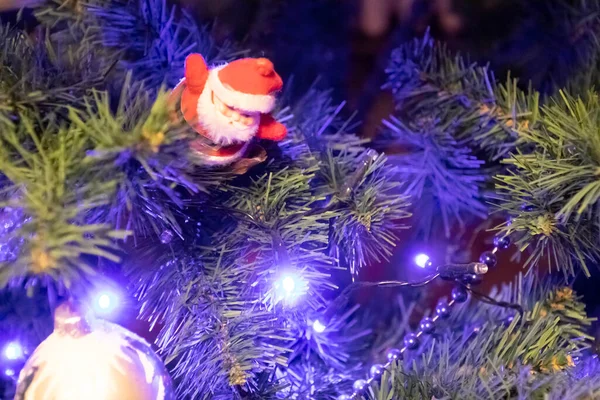 Papai Noel Fechar Com Luzes Azuis Uma Árvore Natal — Fotografia de Stock