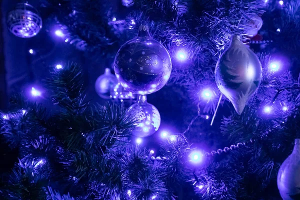 Fondo Árbol Navidad Con Una Luz Azul — Foto de Stock