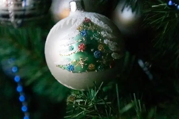 Srebrna Ozdoba Świąteczna Bliska Choince — Zdjęcie stockowe