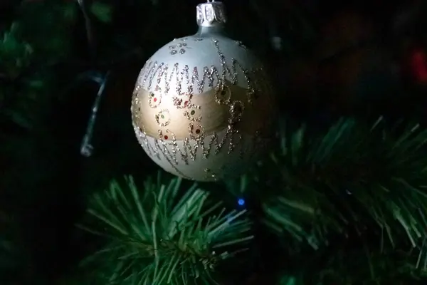 Ornamento Natal Prateado Perto Uma Árvore Natal — Fotografia de Stock