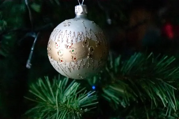 Egy Szép Ezüst Karácsonyi Dísz Közel Egy Karácsonyfa — Stock Fotó