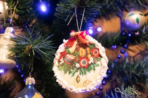 Gyönyörű Kézzel Készített Karácsonyi Dísz Egy Karácsonyfa — Stock Fotó