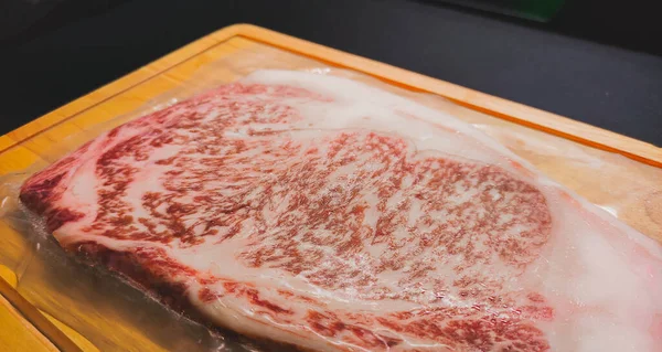 Japonya, Kyushu Nozaki çiftliğinden Kagoshima A5 Wagyu Ribeye. Kaliteli et, vakumlu mühür.