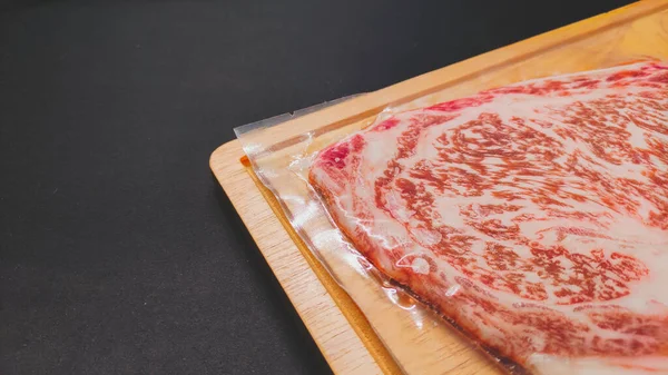 Japonya, Kyushu Nozaki çiftliğinden Kagoshima A5 Wagyu Ribeye. Kaliteli et, vakumlu mühür.