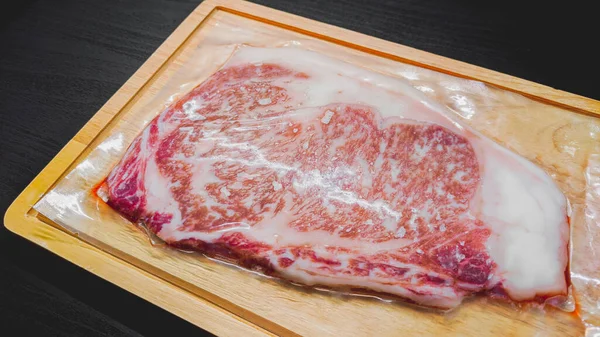 Japonya, Kyushu Nozaki çiftliğinden Kagoshima A5 Wagyu Ribeye. Kaliteli et, vakumlu mühür.