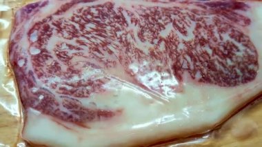 Japonya, Kyushu Nozaki çiftliğinden Kagoshima A5 Wagyu Ribeye. Kaliteli et, vakum mühür, gıda konsepti.