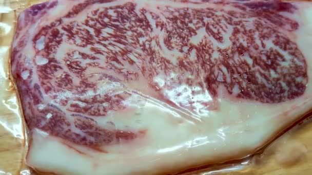 来自日本九州野崎农场的鹿儿岛A5 Wagyu Ribeye 高档肉类 真空包装 食品概念 — 图库视频影像