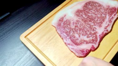 Japonya, Kyushu Nozaki çiftliğinden Kagoshima A5 Wagyu Ribeye. Birinci sınıf et, aşçılık konsepti