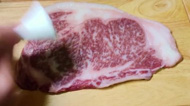 Japonya, Kyushu Nozaki çiftliğinden Kagoshima A5 Wagyu Ribeye. Kaliteli et, aşçılık konsepti, Gıda yağından emilen kağıt.