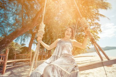 Sahilde Doğanın tadını çıkaran kadın