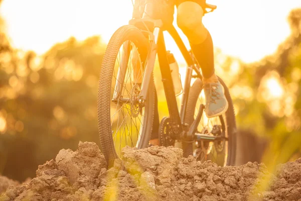 Radler Bei Sonnenaufgang Mit Mountainbike Unterwegs — Stockfoto