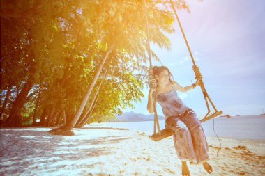 Sahilde Doğanın tadını çıkaran kadın