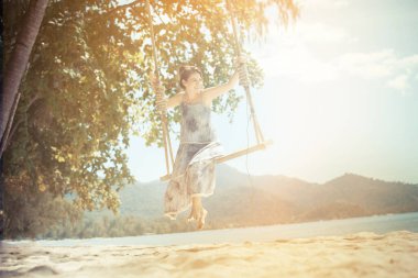 Sahilde Doğanın tadını çıkaran kadın