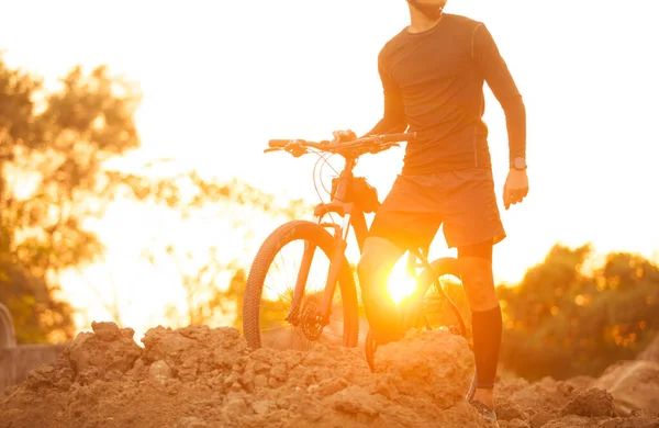Radler Bei Sonnenaufgang Mit Mountainbike Unterwegs — Stockfoto